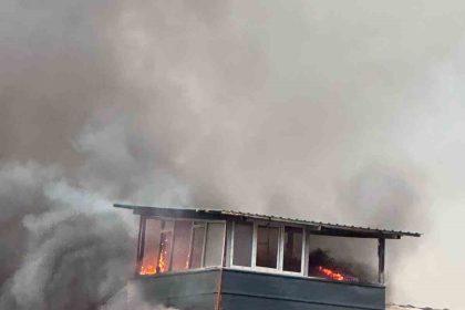 kocaelide-cikan-yanginda-2-katli-konteyner-kule-dondu