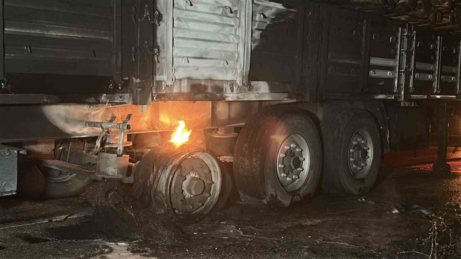 lastikleri-tutusan-tomruk-yuklu-tiri-yanmaktan-itfaiye-kurtardi