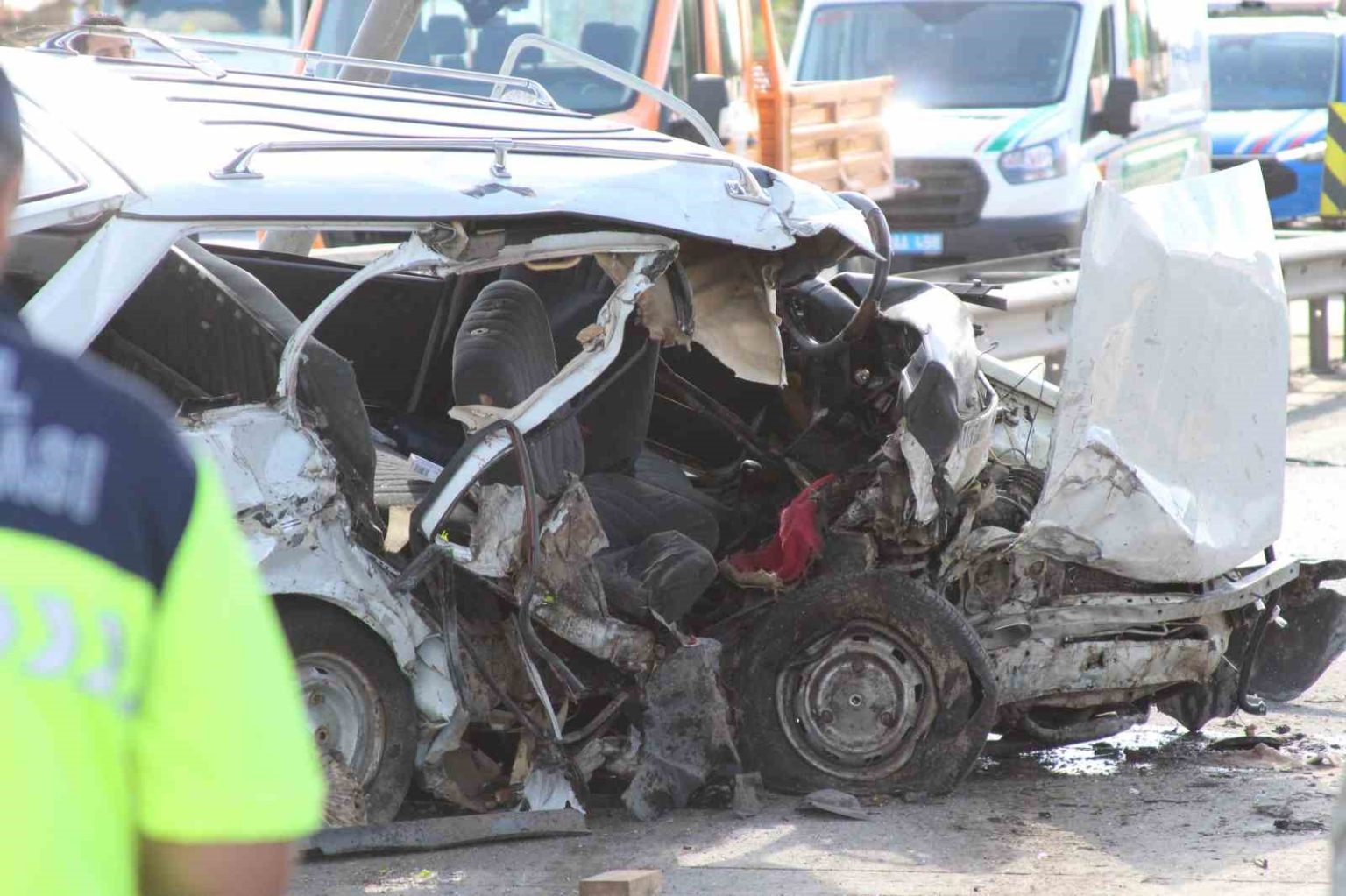 mersinde-otomobil-beton-bariyere-carpti-2-olu