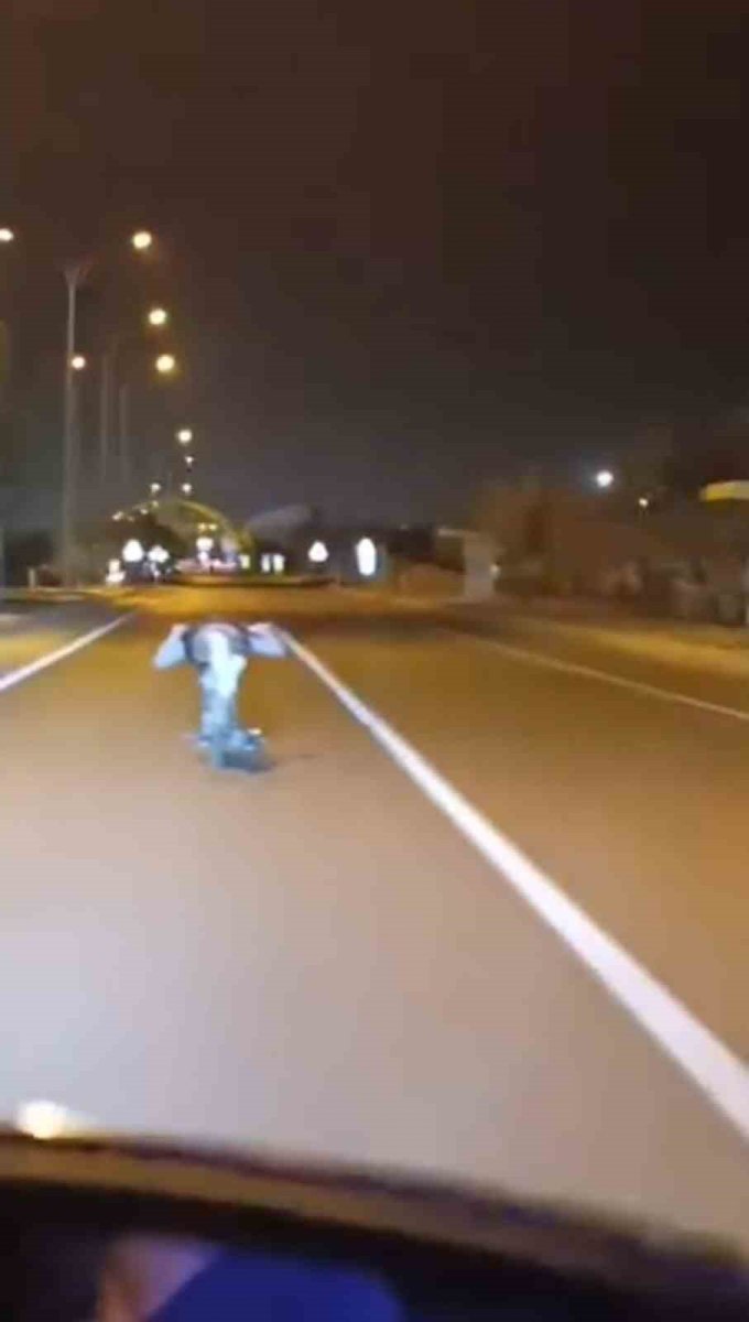 motosikleti-uzerine-yatarak-kullandi-olume-davetiye-cikardi