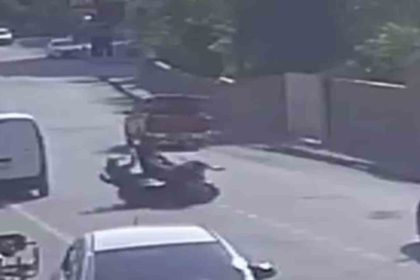 motosikletlerin-kafa-kafaya-carpistigi-kazada-3-kisinin-yere-savruldugu-anlar-kameraya-yansidi