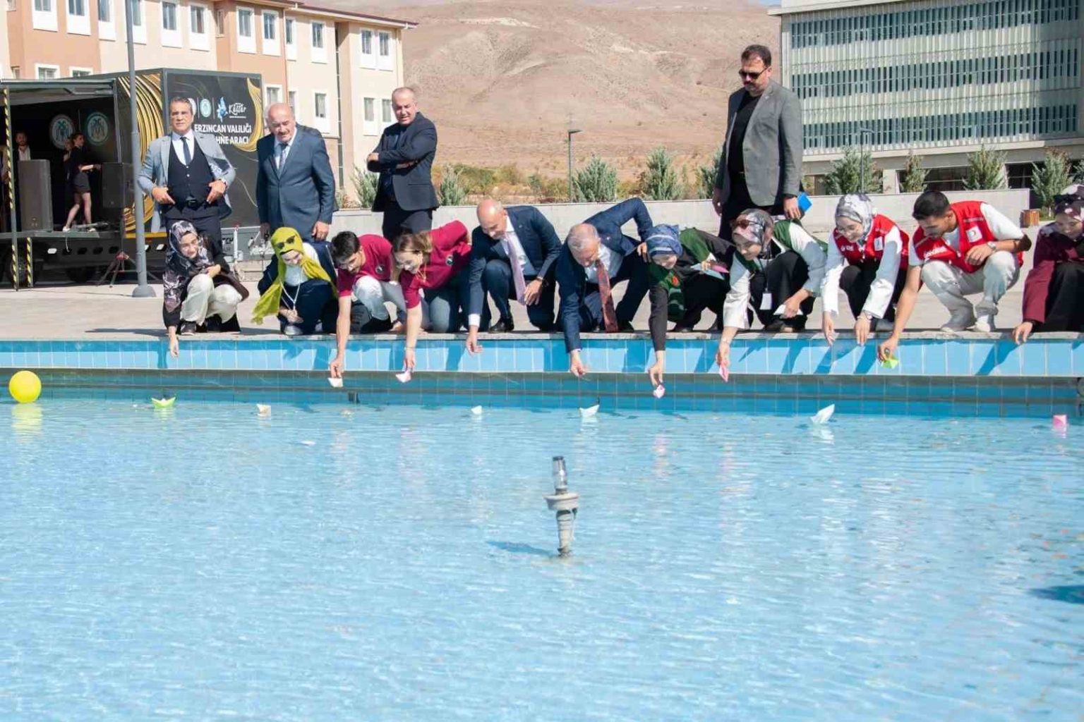 ogrenciler-hazirladiklari-gemileri-filistine-destek-amacli-havuza-birakti