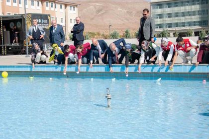 ogrenciler-hazirladiklari-gemileri-filistine-destek-amacli-havuza-birakti