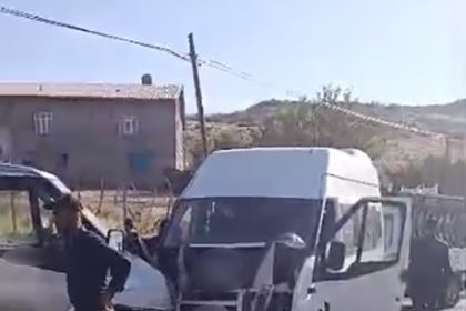 ogretmenleri-tasiyan-minibus-ile-yolcu-araci-carpisti-11-yarali
