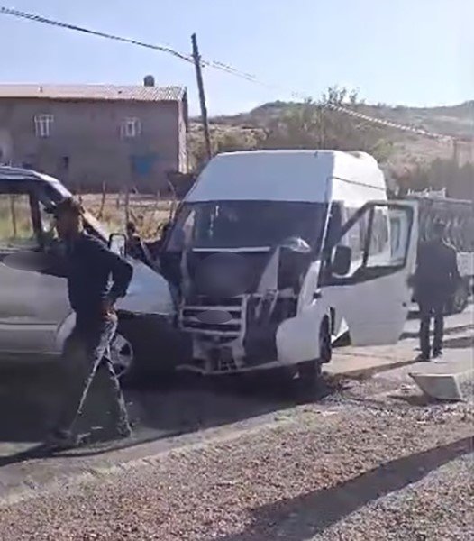 ogretmenleri-tasiyan-minibus-ile-yolcu-araci-carpisti-11-yarali