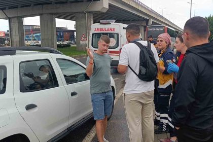 otobusun-carptigi-otomobilin-hafif-yarali-surucusu-ailesini-yalniz-birakmamak-icin-hastaneye-gitmedi