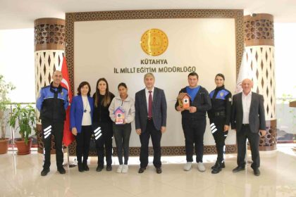 ozel-ogrenciler-fircamiz-sevgi-renklerimiz-umut-sloganiyla-20-adet-kus-evi-yapti