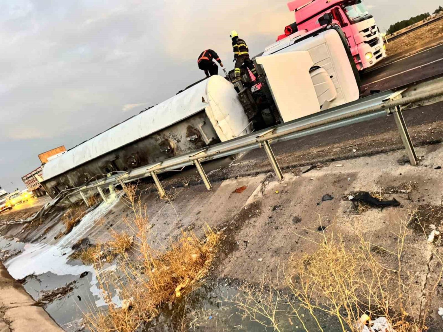 sanliurfada-mazot-yuklu-tanker-otomobile-carpti-6-yarali