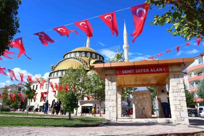 sehit-oglunun-adina-3-bin-700-kuran-i-kerim-ve-hayrat-cesmesi