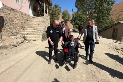 sinir-koyundeki-iki-ozel-cocugun-yuzu-hasta-yatagi-ve-akulu-sandalyeyle-guldu