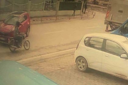 sinyal-vermeyen-surucu-kazaya-sebep-oldu-1-kisi-yaralandi-o-anlar-kamerada