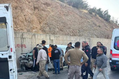 sirnakta-yolcu-minibusu-ile-hafif-ticari-arac-carpisti-2si-agir-14-yarali