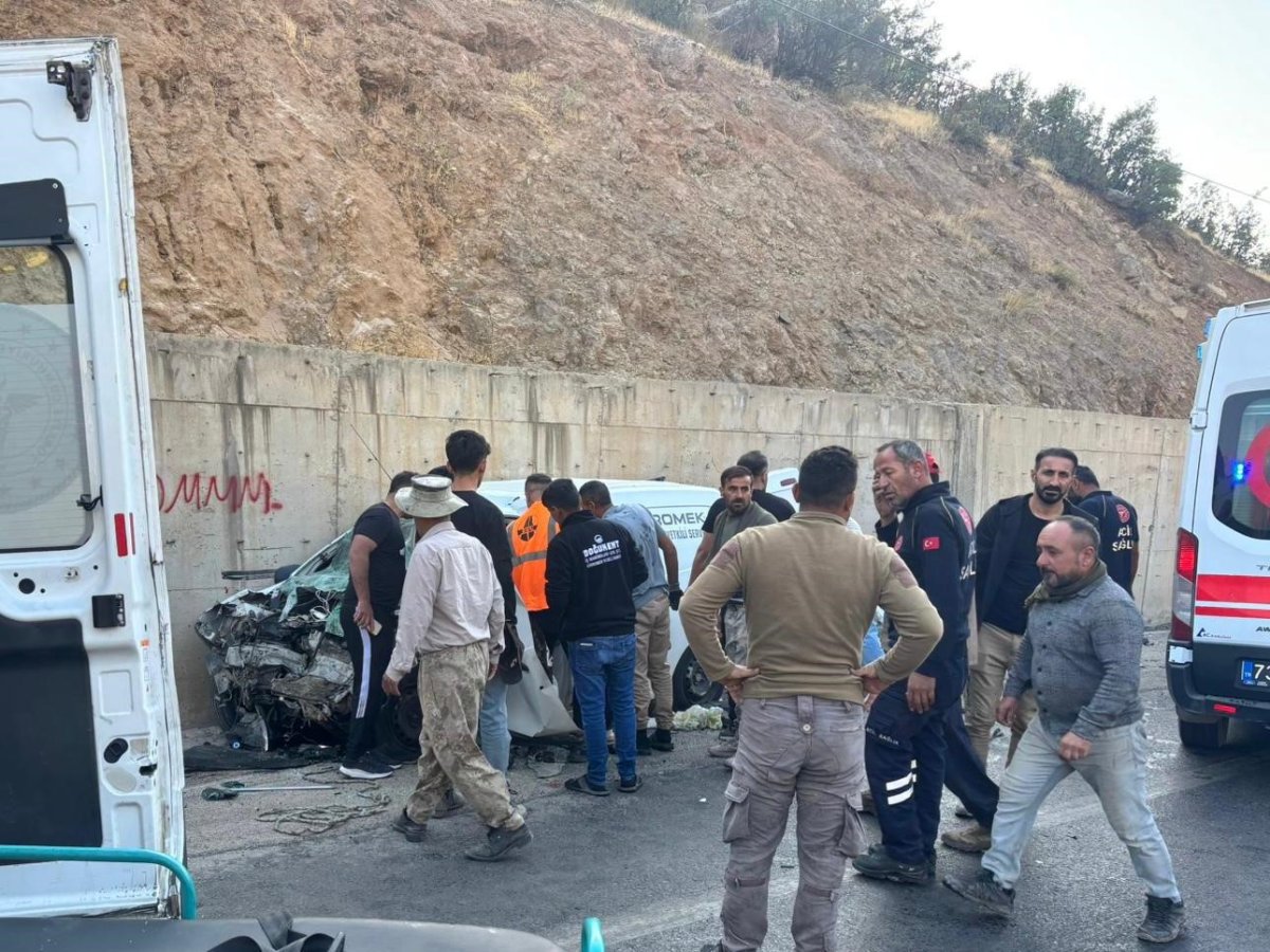 sirnakta-yolcu-minibusu-ile-hafif-ticari-arac-carpisti-2si-agir-14-yarali