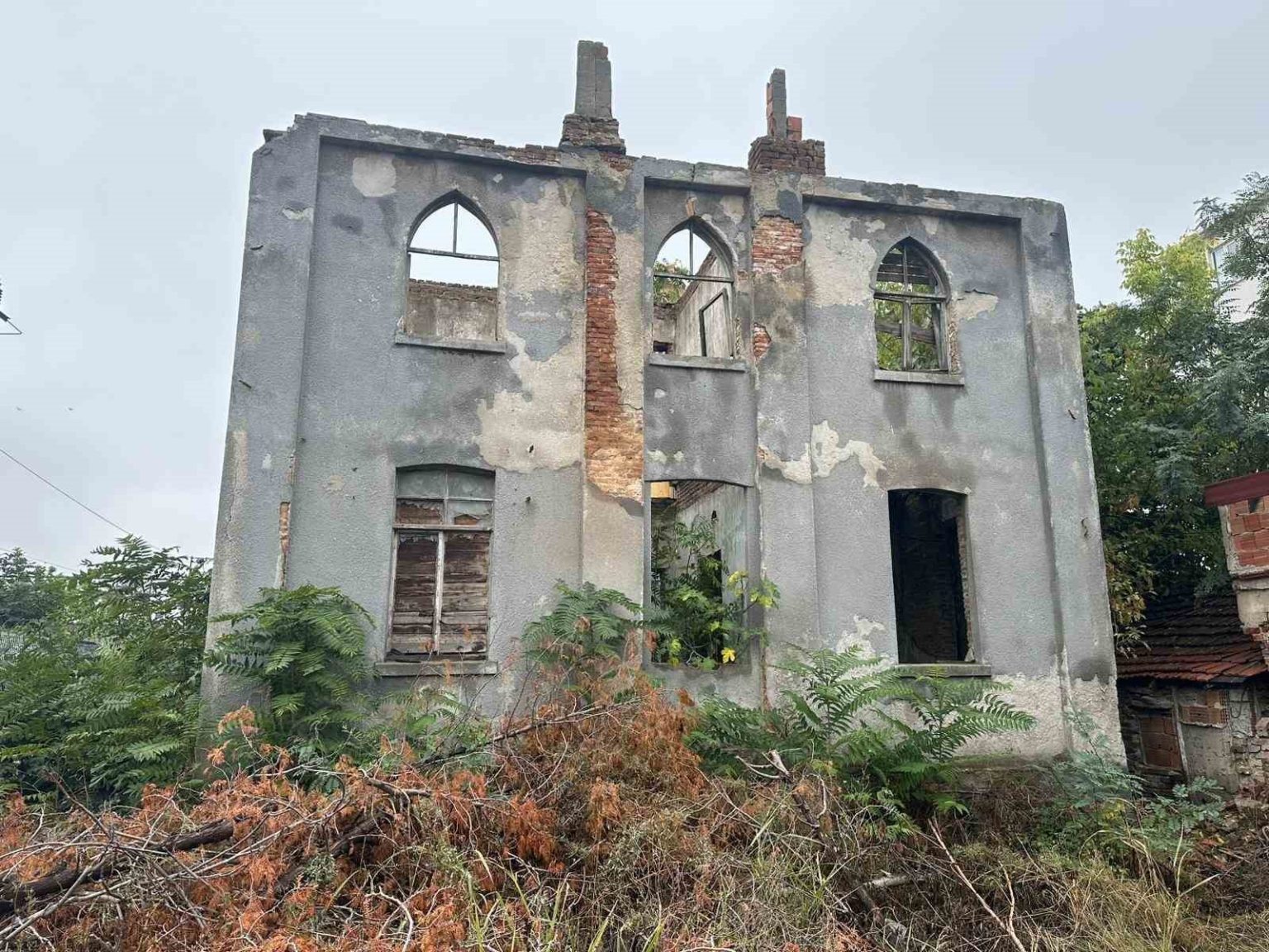 sultan-ii-abdulhamid-hanin-insa-ettirdigi-postane-binasi-restore-edilmeyi-bekliyor