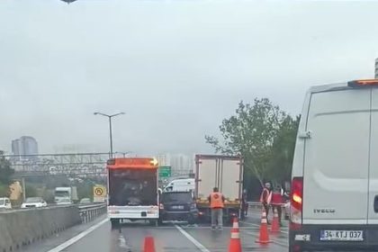 tem-otoyolunda-zincirleme-kaza-aracini-cekmek-isterken-yeniden-kaza-yaptilar