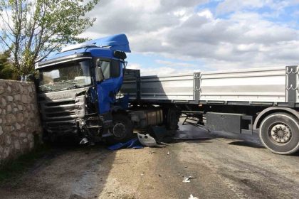 tir-istinat-duvarina-carpti-kabinde-sikisan-surucuyu-itfaiye-kurtardi