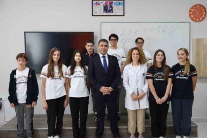 vali-aslan-ogrencilerle-okullarda-bulusuyor