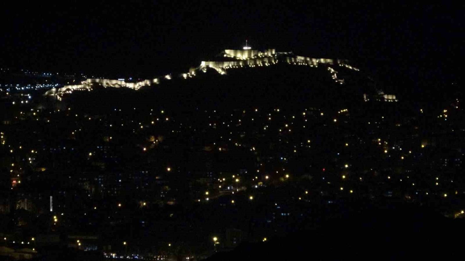 vanda-buyuleyici-anlar-gunesin-batisiyla-birlikte-sehir-merkezinde-yanan-isiklar-ortaya-essiz-bir-manzara-cikardi