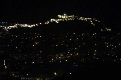 vanda-buyuleyici-anlar-gunesin-batisiyla-birlikte-sehir-merkezinde-yanan-isiklar-ortaya-essiz-bir-manzara-cikardi