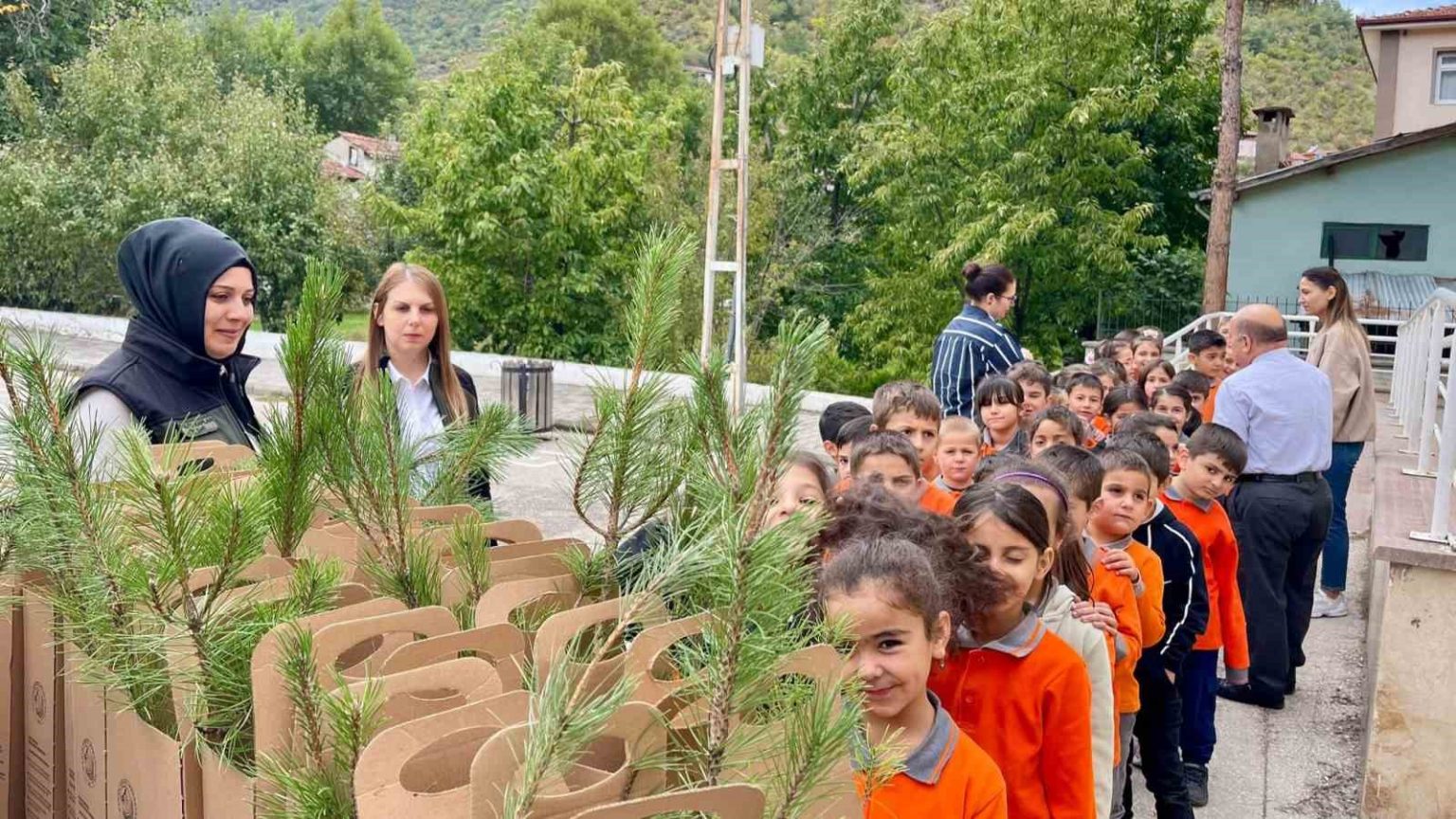 yesil-vatan-icin-her-ogrenciye-bir-fidan