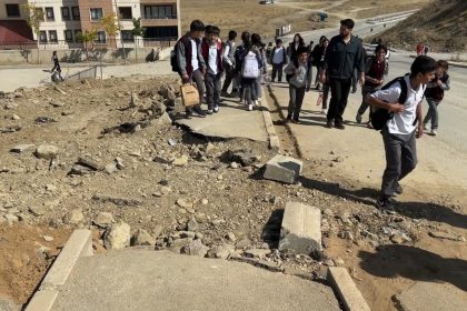 yuksekovada-dogalgaz-calismalari-tamamlanmadi-kazilan-yollar-oylece-kaldi