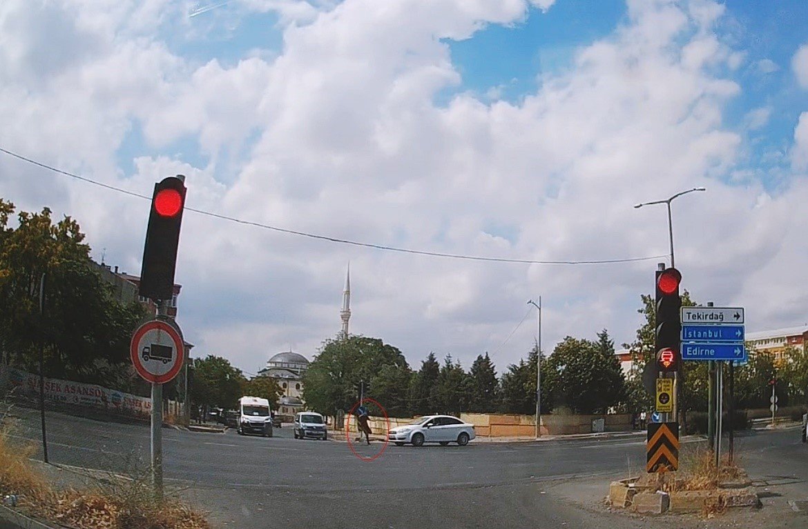 yurekleri-agza-getiren-kaza-kamerada-yara-almadan-sag-salim-kurtuldu