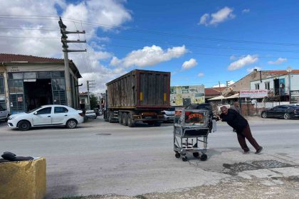 4-cocugunu-simit-satarak-okutuyor