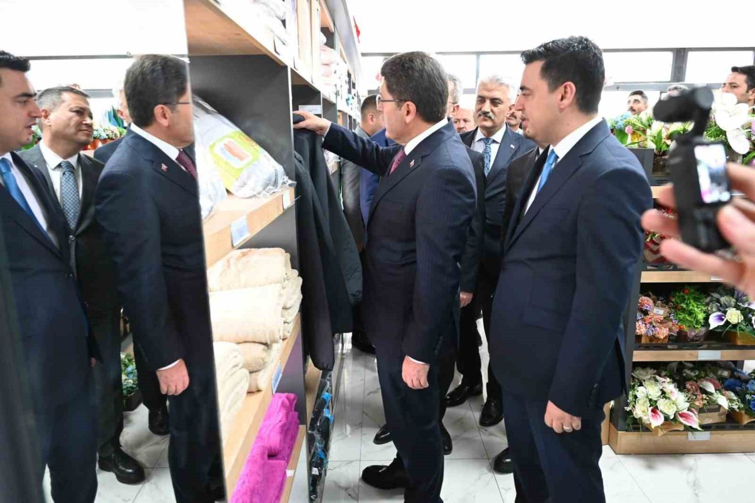 adalet-bakani-tunc-tutuklu-ve-hukumlulerin-urettigi-urunleri-inceledi