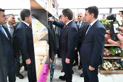 adalet-bakani-tunc-tutuklu-ve-hukumlulerin-urettigi-urunleri-inceledi