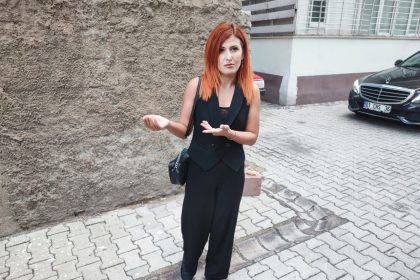 adana-belediyesine-ait-otobusun-sefer-yaparken-surekli-arizalanmasina-yore-sakinlerinden-tepki