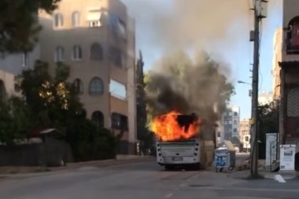 adanada-park-halindeki-halk-otobusu-yandi