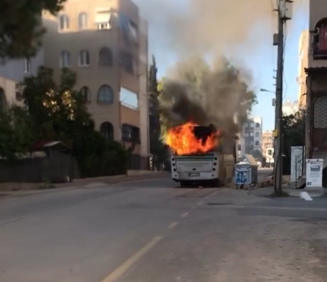 adanada-park-halindeki-halk-otobusu-yandi
