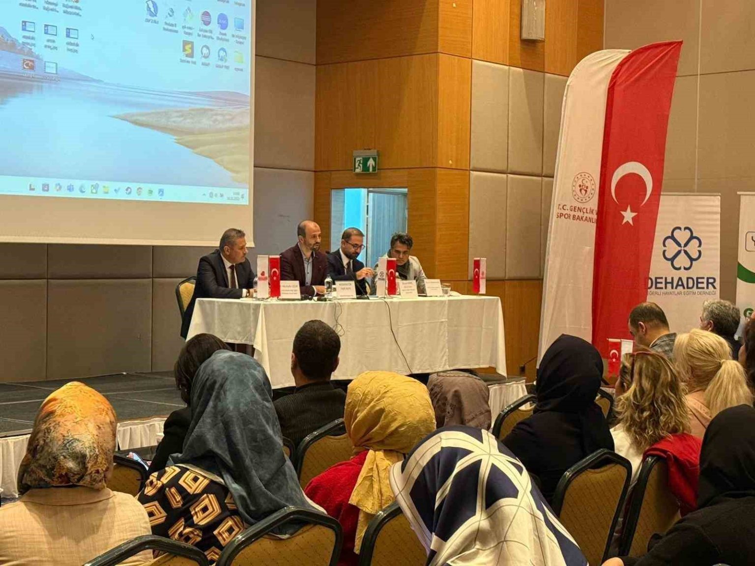 afetten-etkilenen-gencler-icin-aile-ve-medya-bilinci-paneli-duzenlendi