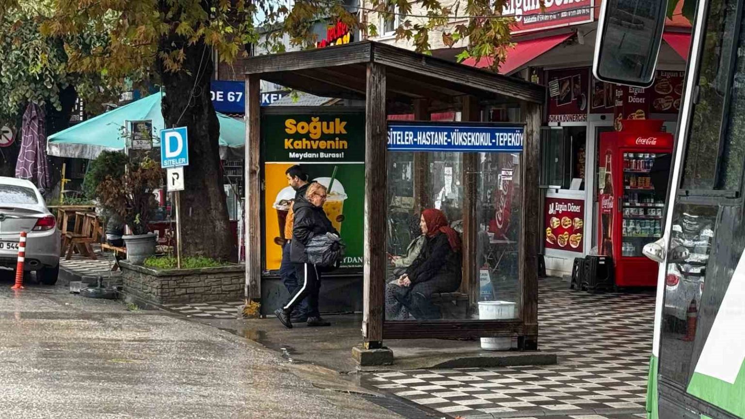 alaplida-halk-otobusu-duraklarinda-saat-cizelgesi-eksikligi-tepki-cekti