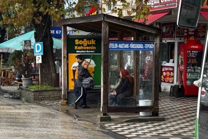 alaplida-halk-otobusu-duraklarinda-saat-cizelgesi-eksikligi-tepki-cekti