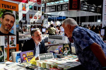 antalya-kitap-fuari-ziyaretci-akinina-ugradi