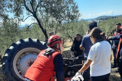 balikesirde-traktor-devrildi-surucu-yaralandi