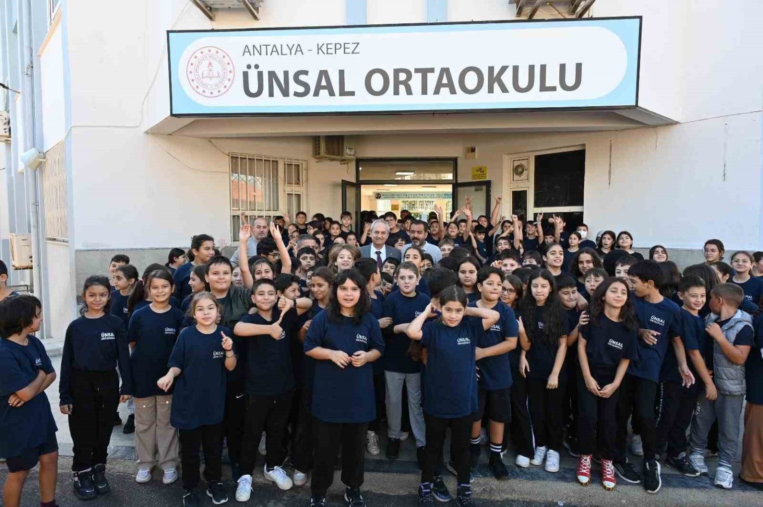 baskan-kocagoz-cesme-talebini-yerine-getirdi-ogrencilerle-birlikte-fidan-dikti