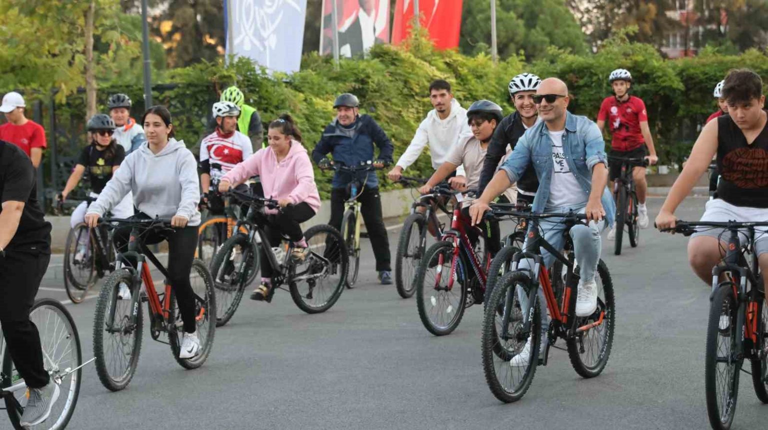 bisiklet-turuyla-saglikli-yasam-ve-spor-kulturune-dikkat-cektiler