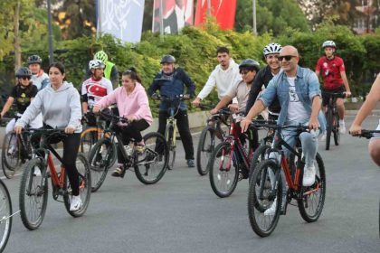 bisiklet-turuyla-saglikli-yasam-ve-spor-kulturune-dikkat-cektiler