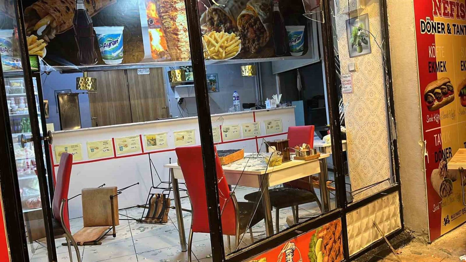 boluda-donerciye-sopali-ve-yumruklu-saldiri-anlari-goruntulendi