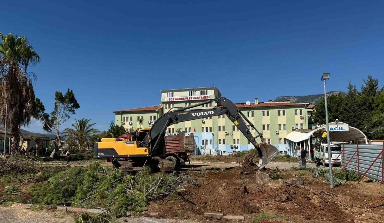 bozyazi-devlet-hastanesi-ek-hizmet-binasi-icin-ilk-kazma-vuruldu