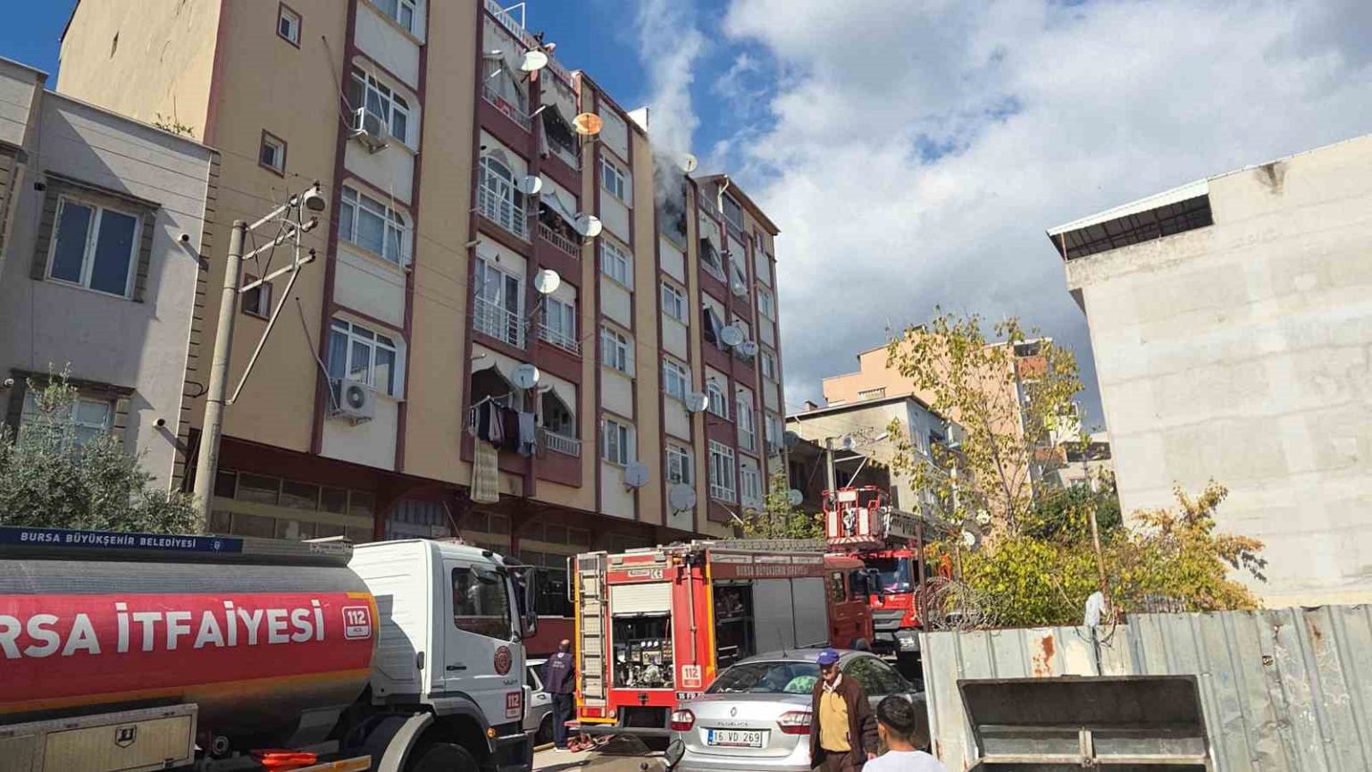 bursada-6-katli-apartmanda-yangin-panigi