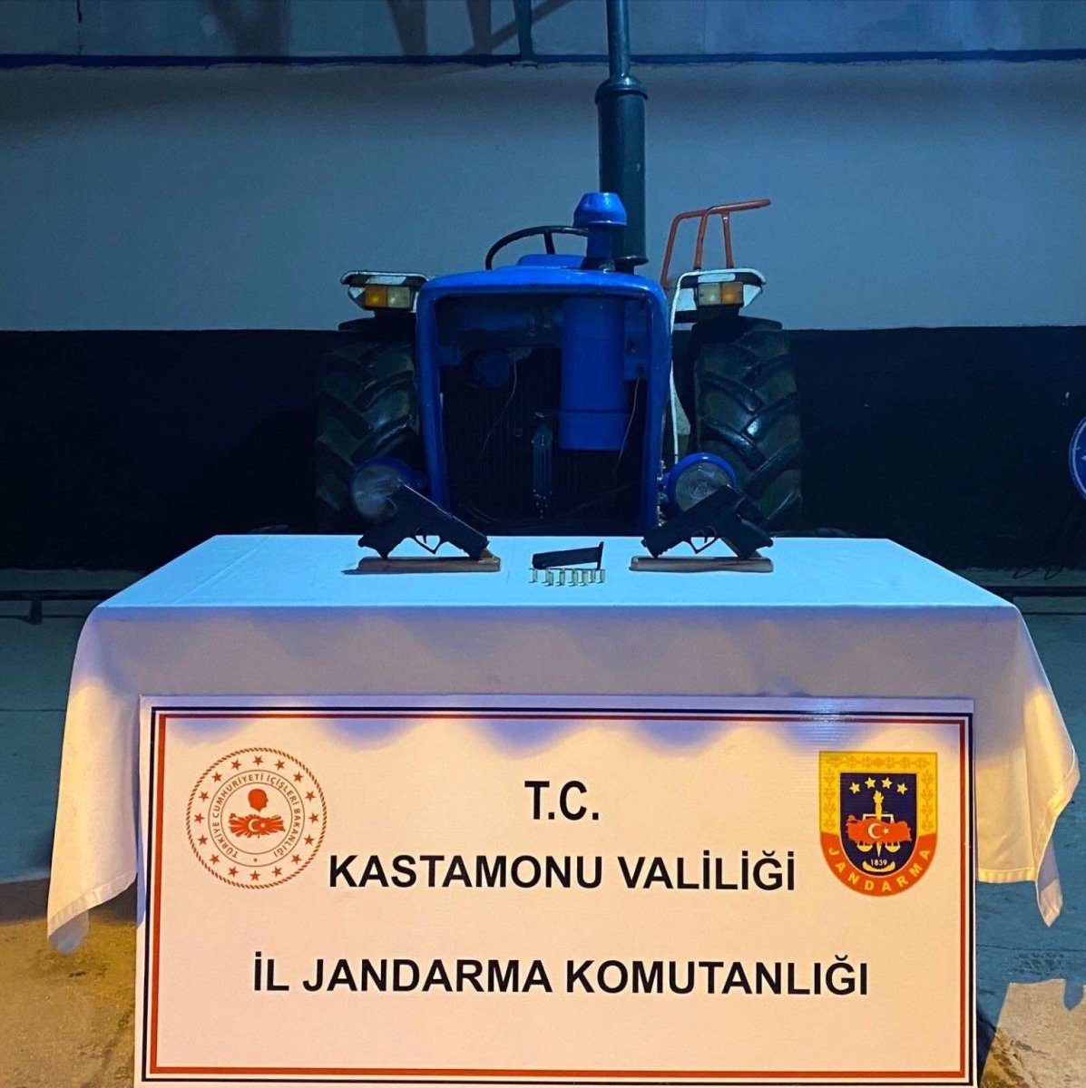 caldigi-traktoru-ahirda-saklayan-supheli-jandarmadan-kacamadi