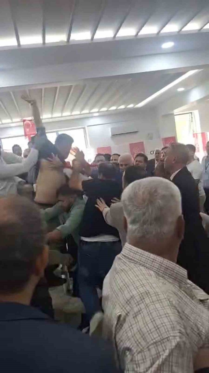chp-samandag-ilce-kongresinde-kavga-cikti