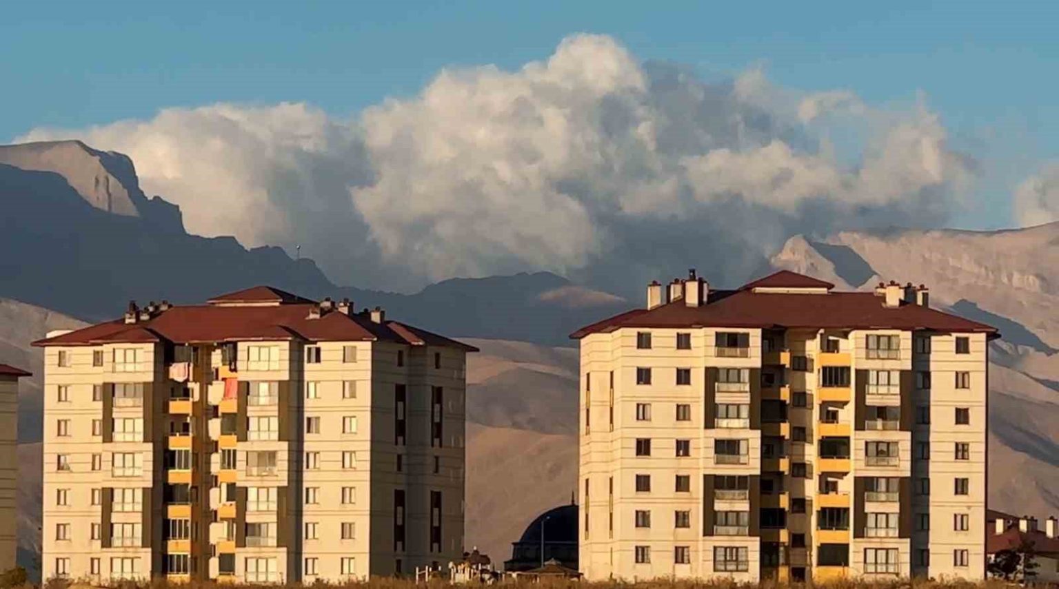 cilo-dagi-uzerindeki-bulut-kumesiyle-mest-etti