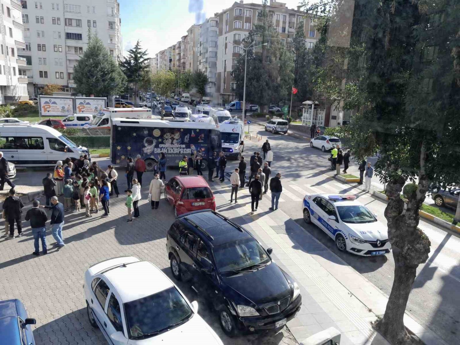 corumda-halk-otobusu-kamyona-carpti-22-ogrenci-yaralandi