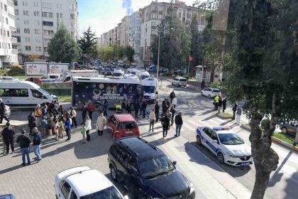 corumda-halk-otobusu-kamyona-carpti-22-ogrenci-yaralandi