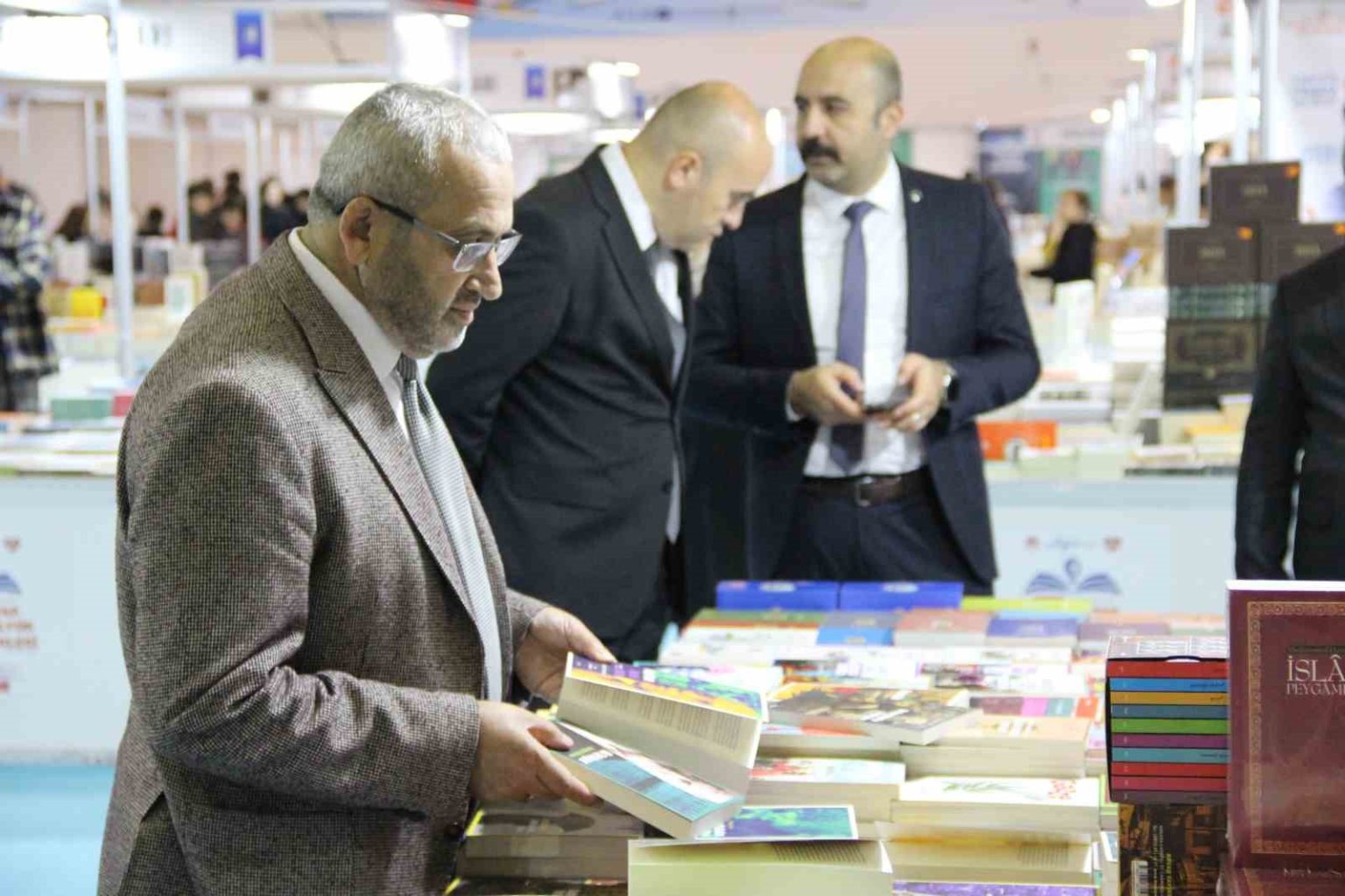 corumda-kitap-soleni-basladi-12-kitap-ve-kultur-gunleri-kapilarini-acti