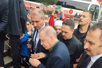 cumhurbaskani-erdogan-cuma-namazini-guneysu-merkez-camiinde-kildi
